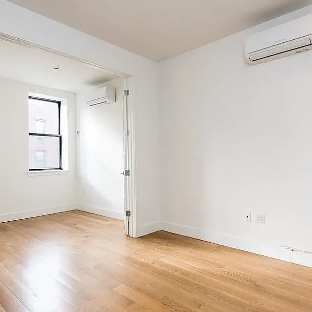140 Manhattan Avenue — Photo 4