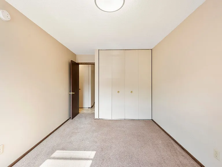 Shamrock Court Apartments — Photo 25