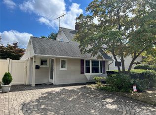 47 Link Ln, Hicksville, NY