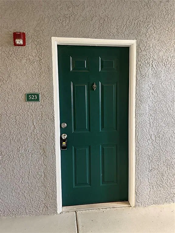 1 bed, 1.0 bath, 732 sqft, $1,200 — Photo 1