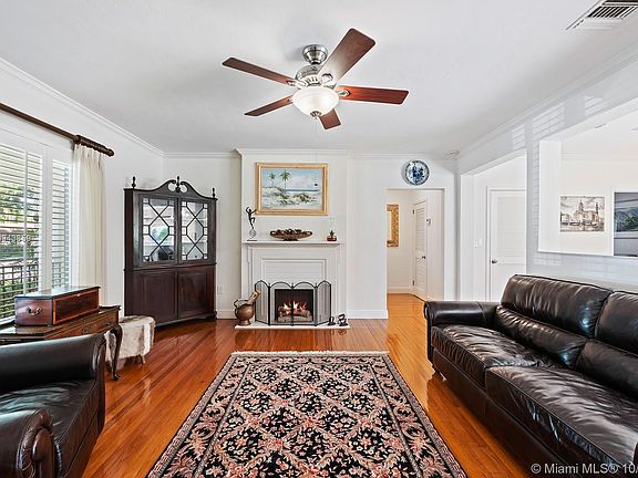 2nd image of 1438 Robbia Ave