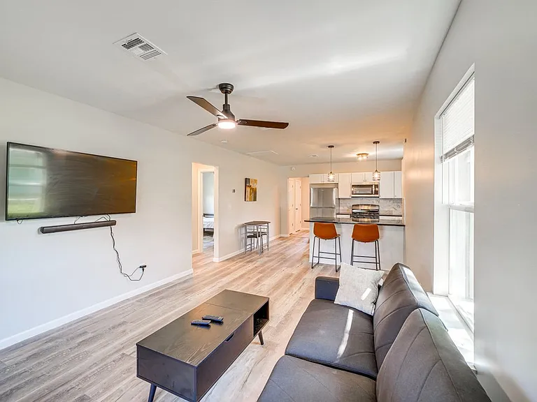 622 E Young Pl — Photo 9
