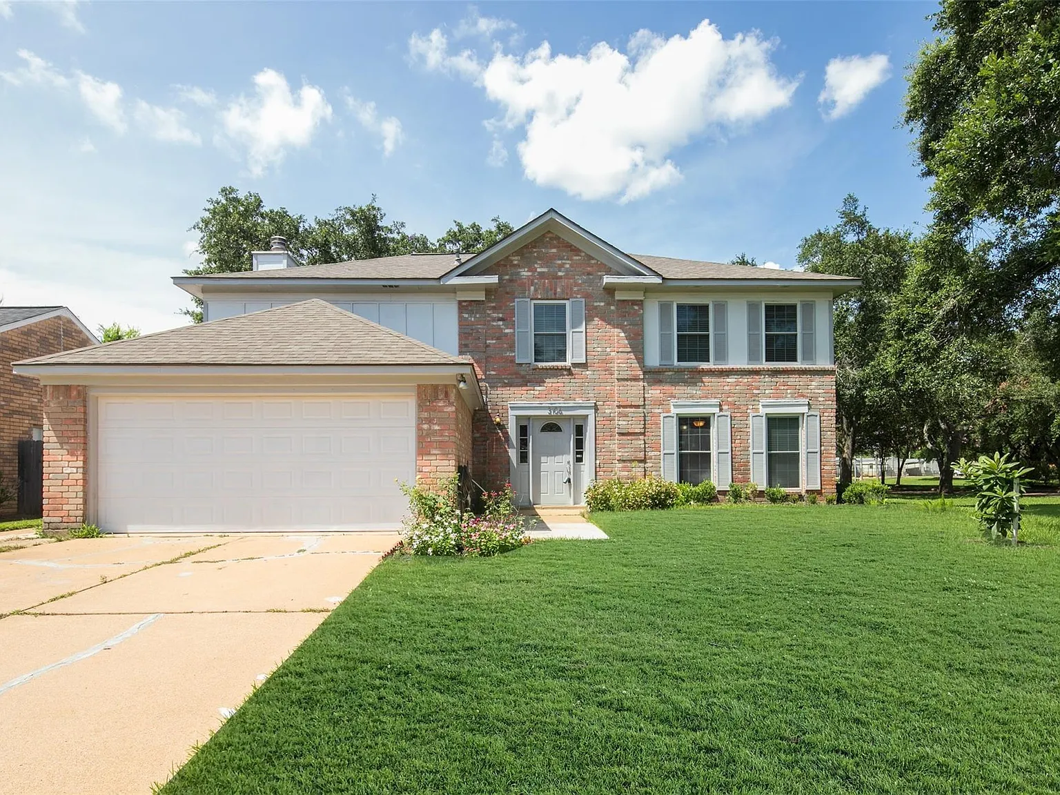 4 bed, 2.5 bath, 2356 sqft, $2,350 — Photo 2