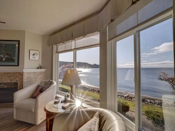 5470 Inlet Ave #205, Sechelt, BC V7Z 0H4