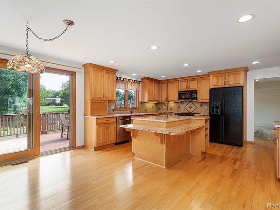 5th image of 6025 Venice Dr