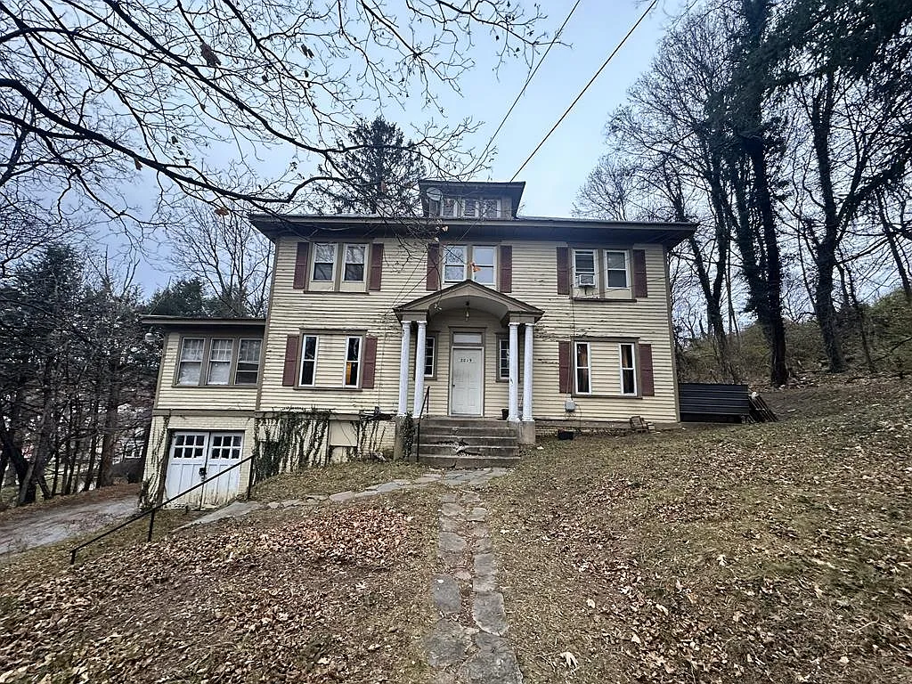 2019 Fulton St photo 1