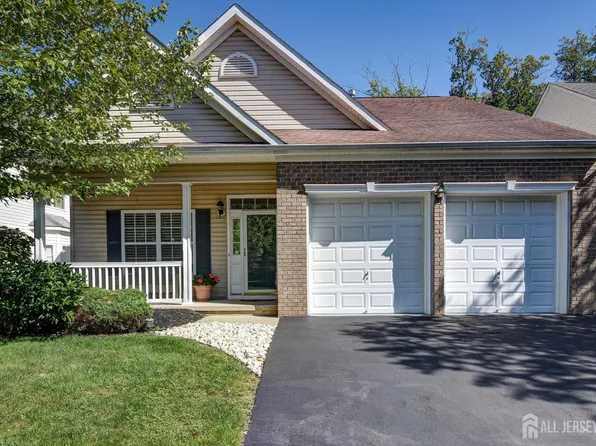 24 Holly House Dr, Helmetta, NJ 08828