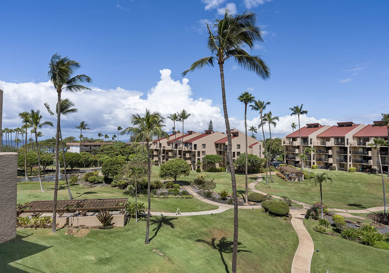 Kamaole Sands 7-406 - Courtyard and Ocean Views - Stunning Renovation — Photo 2