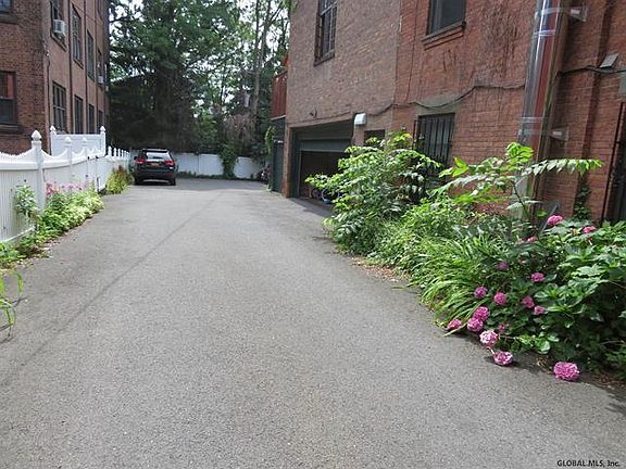 Driveway to rear parking lot