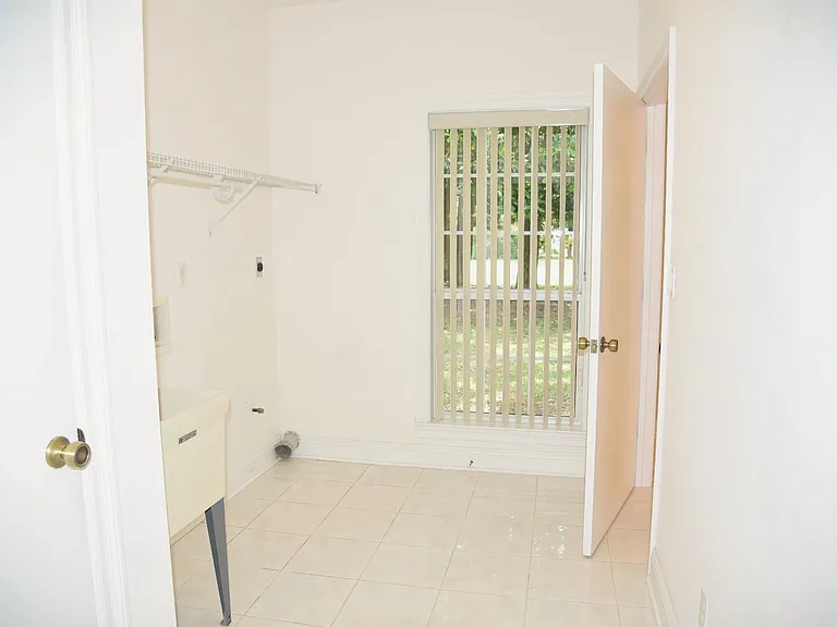 218 Windward Cv E — Photo 26