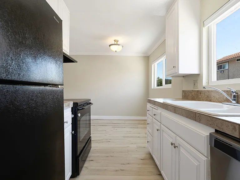 1690 E Hillcrest Dr — Photo 26