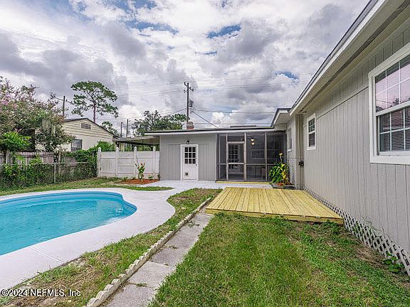 5th image of 252 LAURINA Street