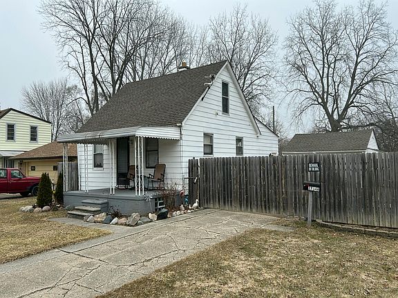 2nd image of 27346 Maple St