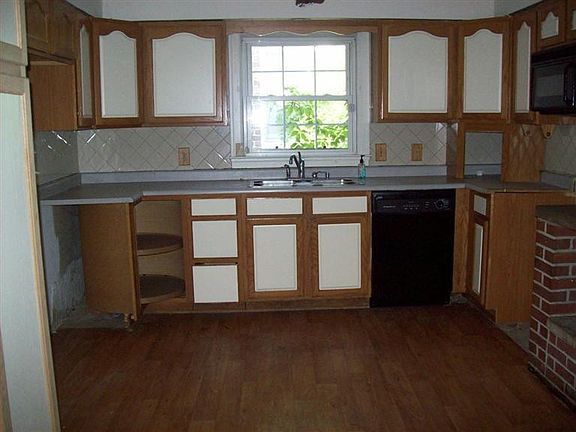 4th image of 1106 N Broadway