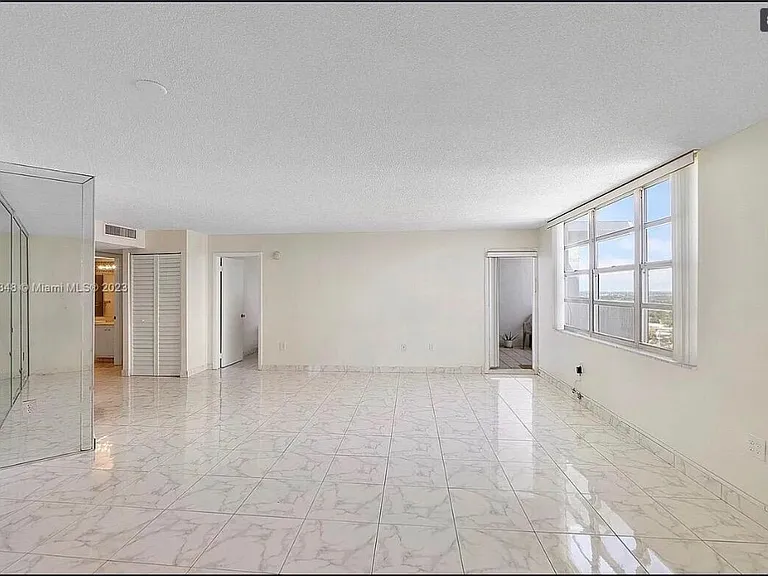 2750 NE 183rd St #PENTHOUSE — Photo 2