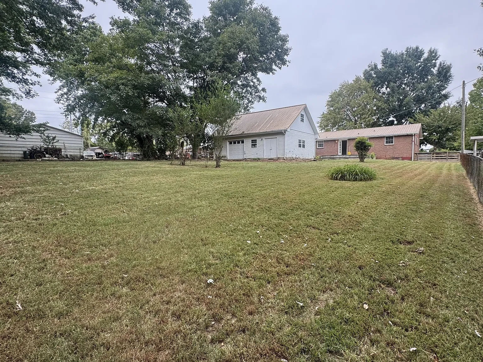 3 bed, 1.0 bath, 1400 sqft, $1,400 — Photo 2