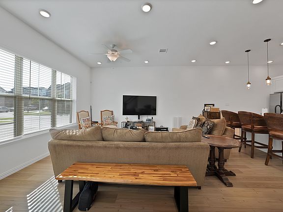 5th image of 4420 Henderson Ave