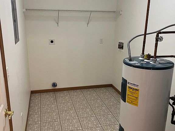 3rd image of 1295 Chestnut Dr APT C