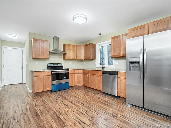 2nd image of 158 Wooster St