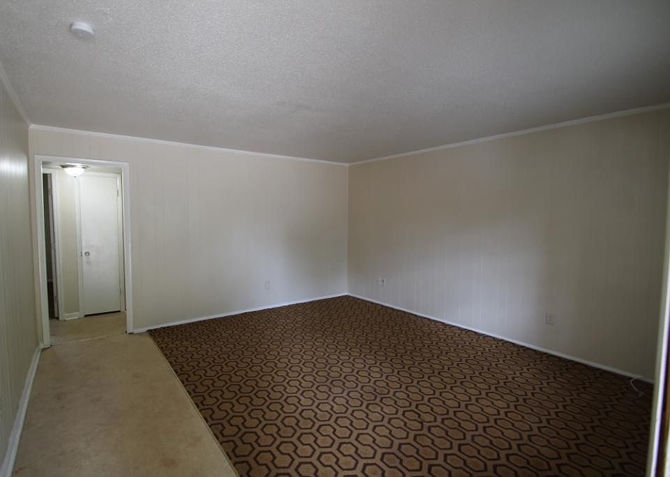2nd image of 109 Hampstead Ave