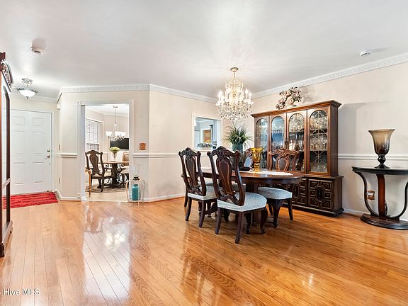 5th image of 914 Elderberry Lane SW