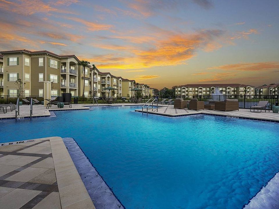 Lerner Parc at Gatlin Commons Pool