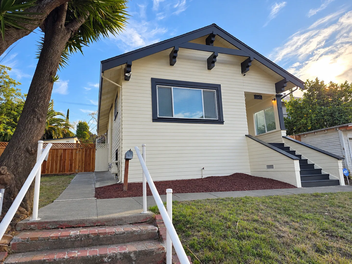 2 bed, 1100 sqft, $2,640 — Photo 2