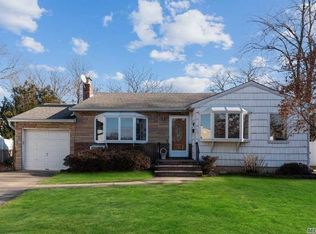 5 Barry Ct, Hicksville, NY 11801