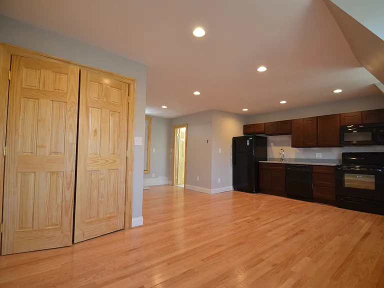 323 E University Pkwy #C — Photo 5