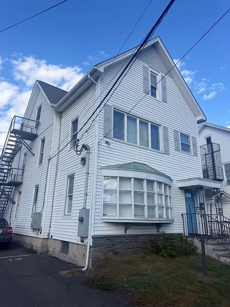 Spacious single family home in the heart of Danbury City Center — Photo 1