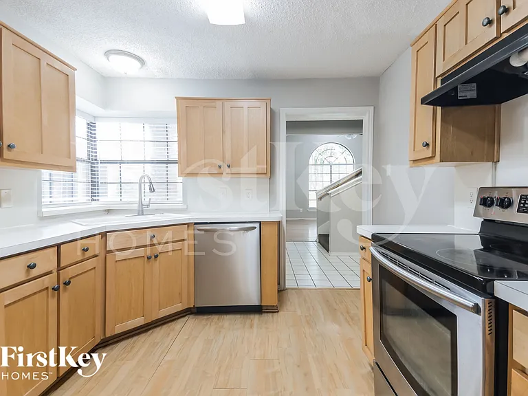 2026 Greenview Dr — Photo 8