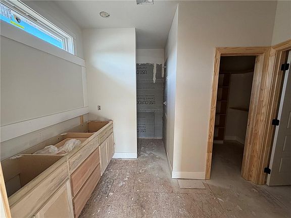 5th image of 913 SE Hickorywood Dr