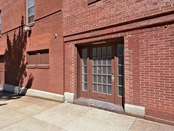 Residents main level private entrance :-)