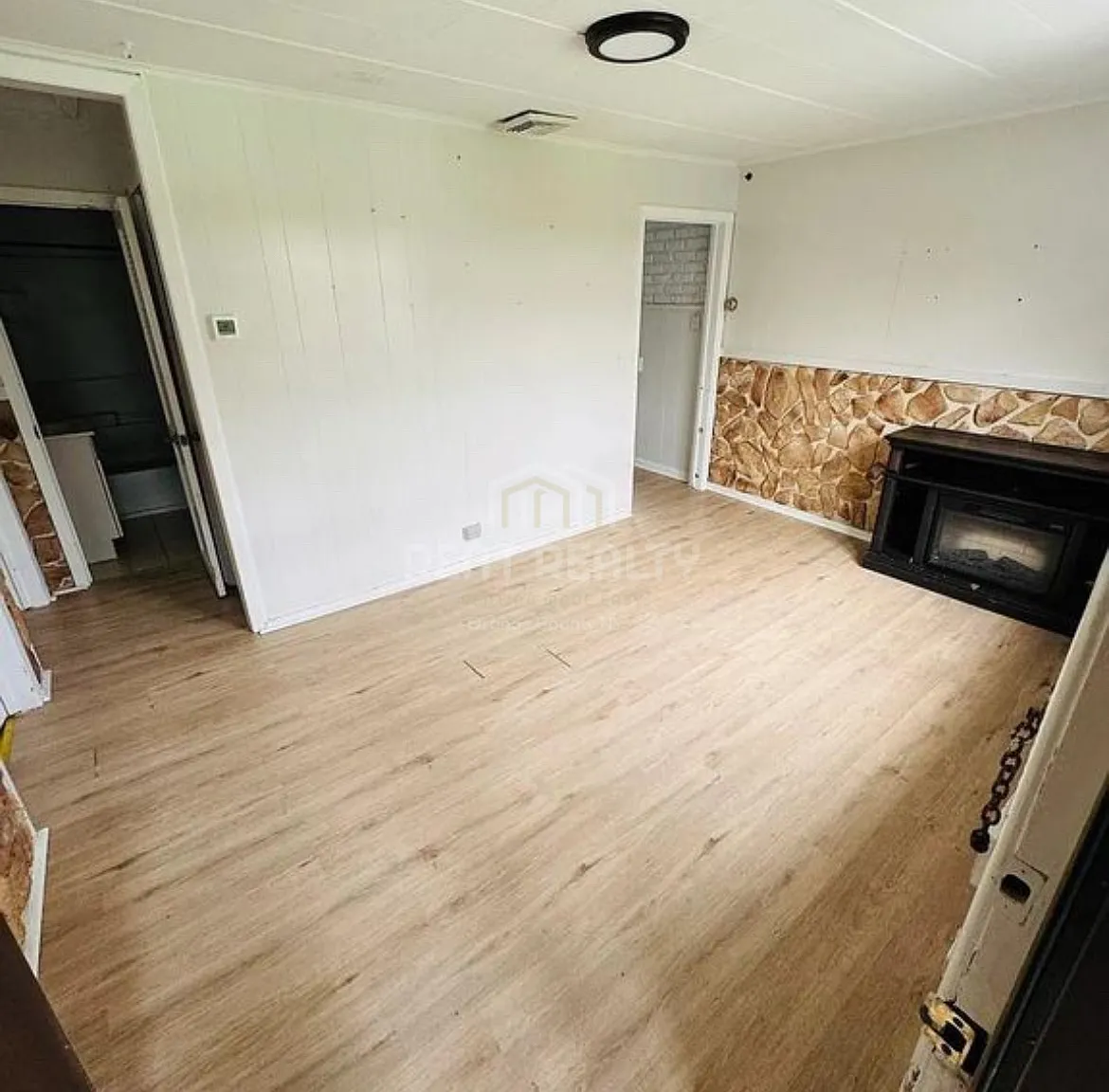 3 bed, 702 sqft, $2,500 — Photo 2