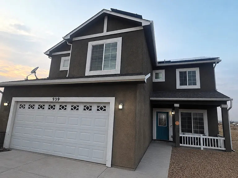 939 E Thorpe Ct — Photo 1
