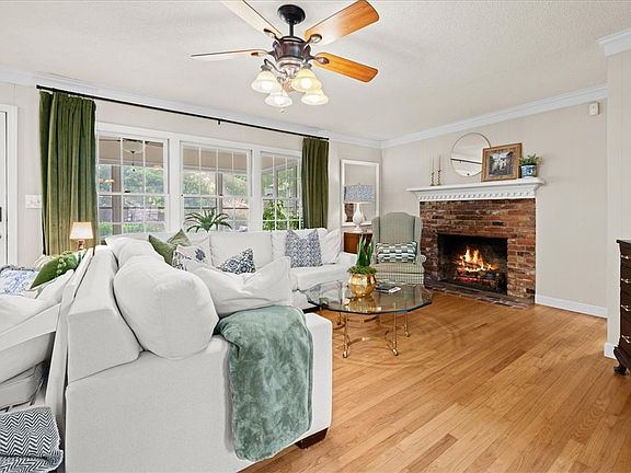 5th image of 2701 Woodridge Dr