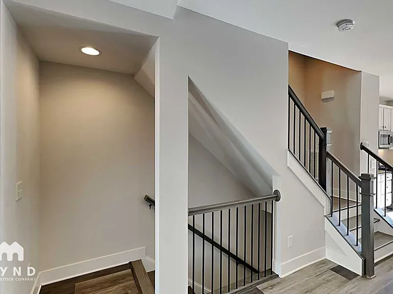 586 W End Dr — Photo 2