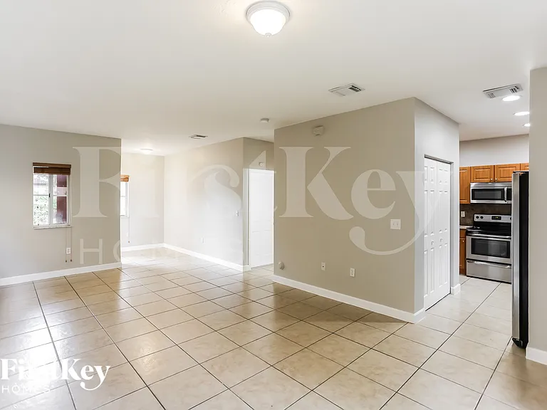 1119 NE 41st Ave — Photo 5