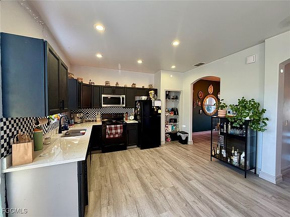 4th image of 857 Bedford Dr