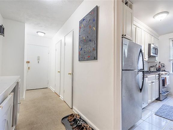 4th image of 11 Bryant Cres APT 2M
