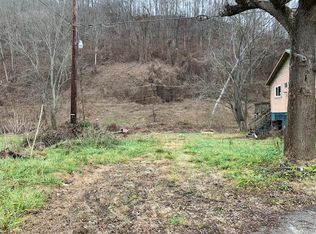 184 Magnolia St, Garrett, KY 41630