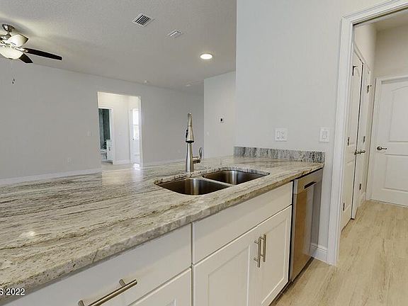 5th image of 831 Beach St SW