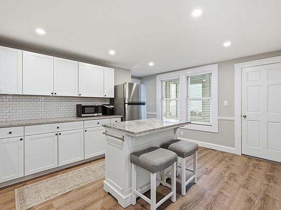 5th image of 220 University Ave