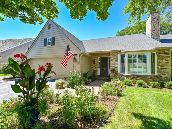 10241 North Westport CIRCLE, Mequon, WI 53092