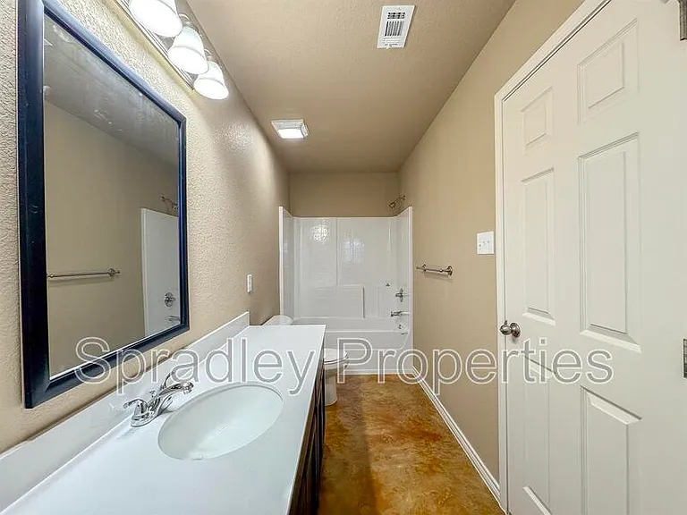 1047B Edwards Dr — Photo 18