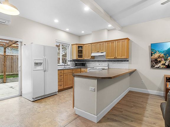 2nd image of 8528 SE Woodstock Blvd