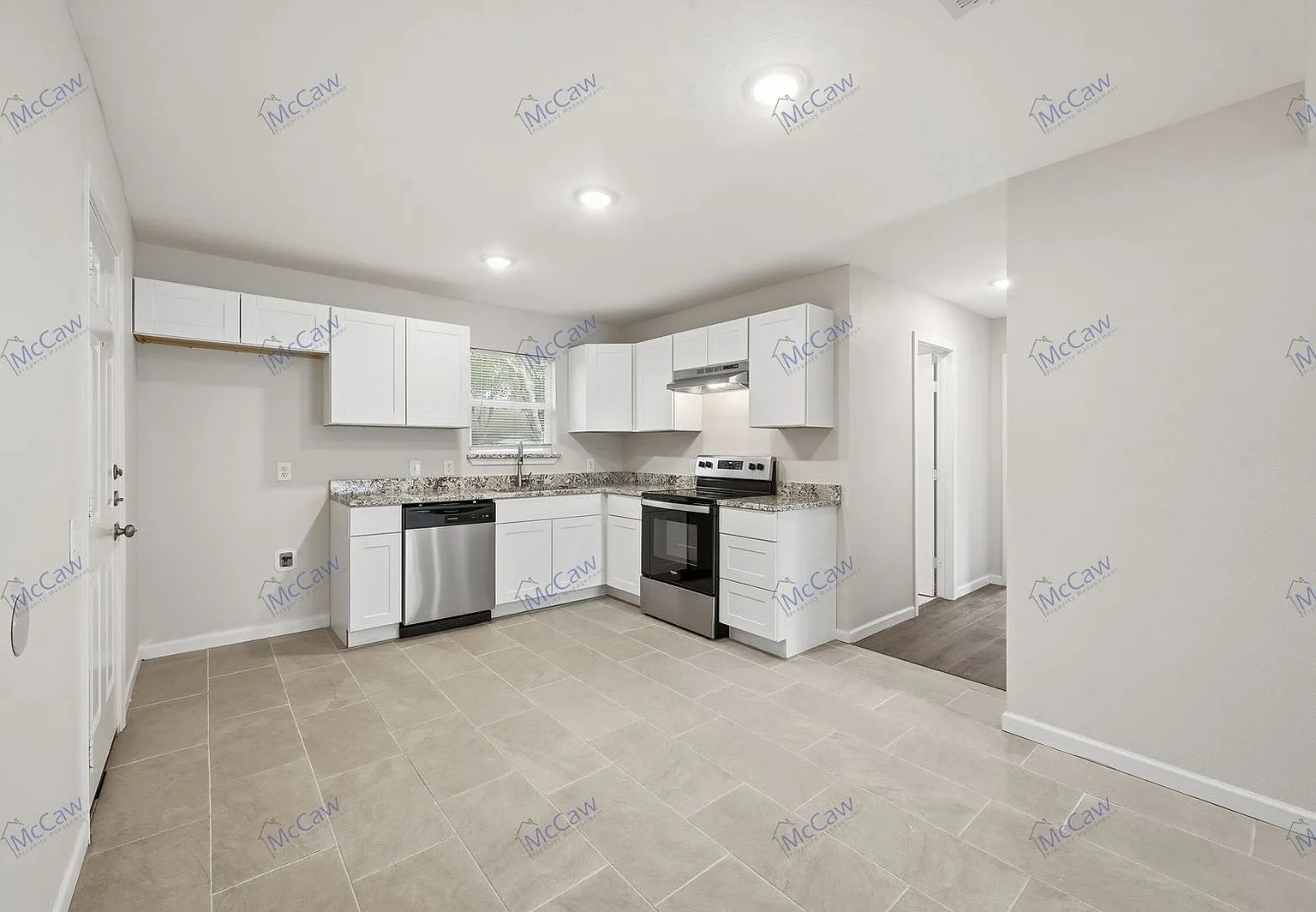 3 bed, 1.0 bath, 831 sqft, $1,600 — Photo 4