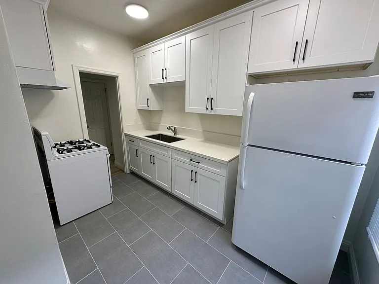 South LA Urban Apartments — Photo 6