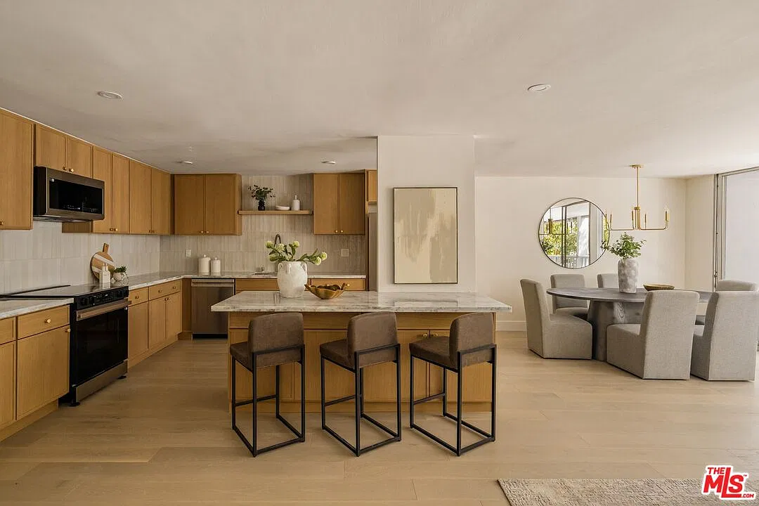 2 bed, 2.0 bath, 1317 sqft, $5,500 — Photo 4