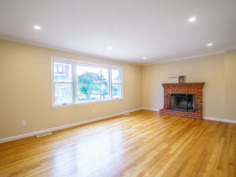 300 Adams St — Photo 14